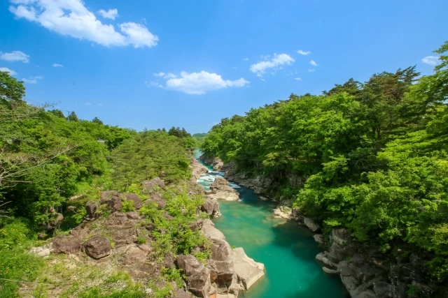 岩手の猊鼻渓・厳美渓で紅葉デート。自然散策や舟下りを満喫｜旅行プランは旅色で。